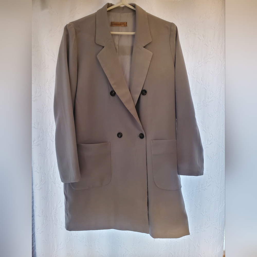 Stylish Gray Double-Breasted Blazer
